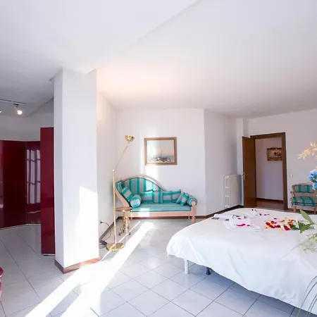 Sleeps 5 Pool Mezzegra