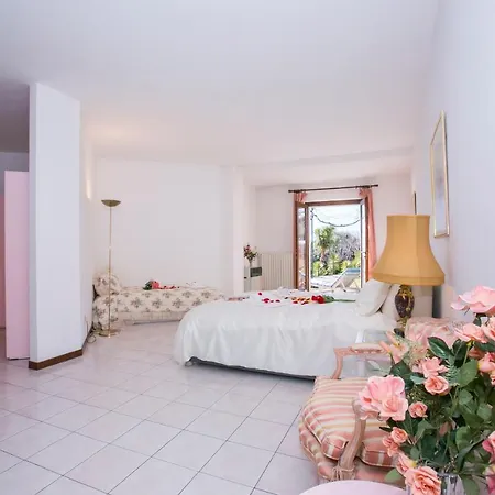 Sleeps 5 Pool Apartment